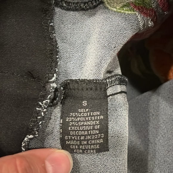 Beautiful Embroidered Floral Black Mini Skirt Faux Button size Small - Picture 5 of 5